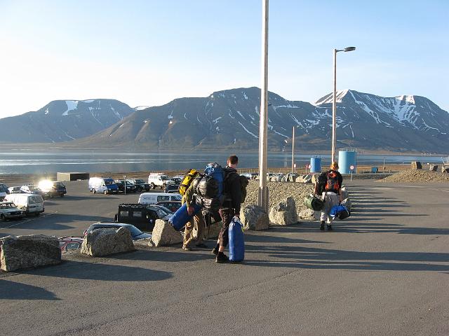 longyearbyen_roland_07july 043.jpg - Tout le matériel est transporté au camping situé à 500 mètres en contrebas de l'aéroport.